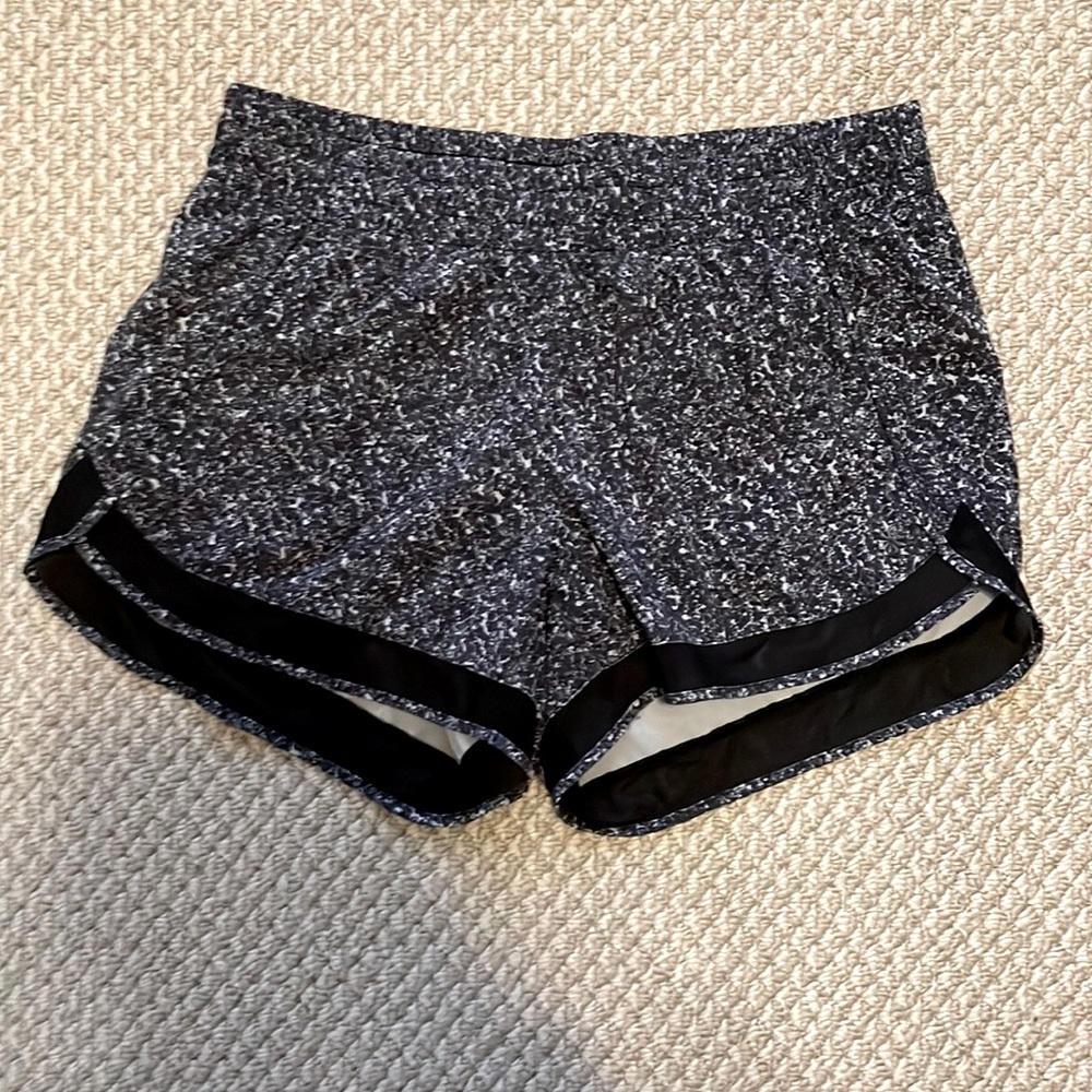 Athleta Mesh Racer Run Short 4” Inseam Gray/Black Pattern Women’s Medium